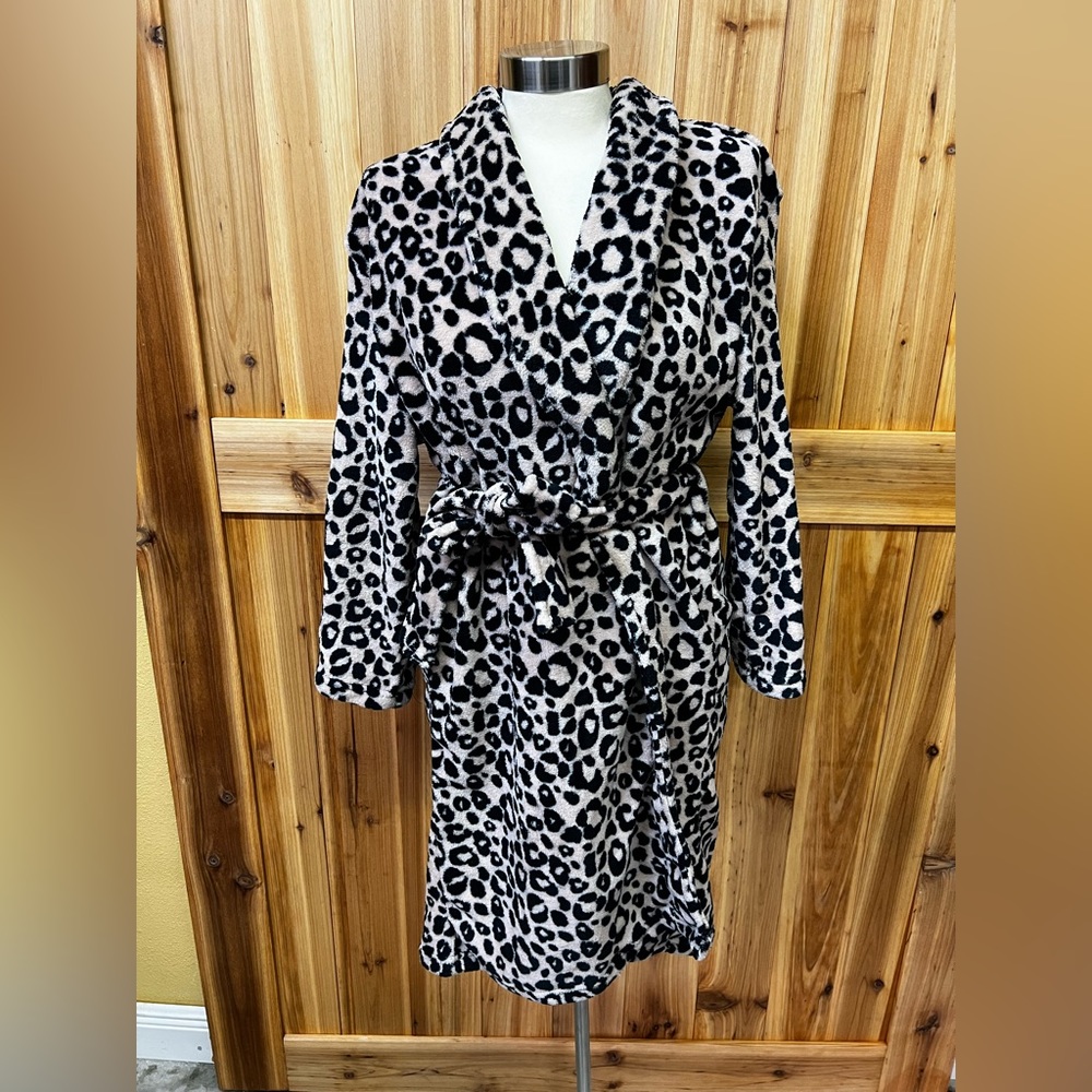 Women’s plush Isotoner robe leopards print